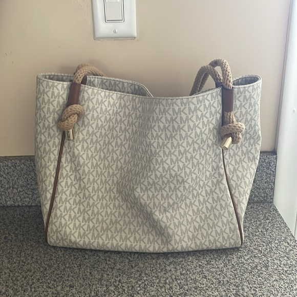 Michael kors purse - Picture 2 of 7